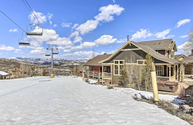 Amazing Home Directly on the Lift! Ski-In/Out, Private Hot Tub, Amazing Views!