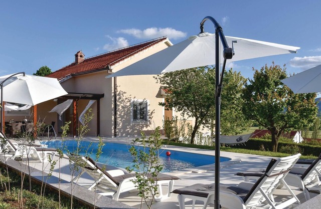 Amazing home in Bajagic with WiFi