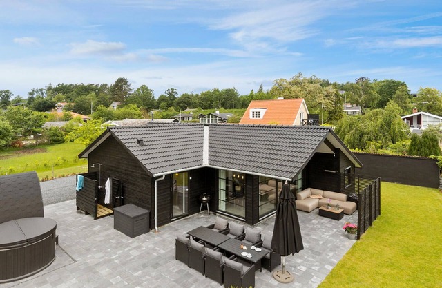 Amazing home in Ebeltoft with kitchen
