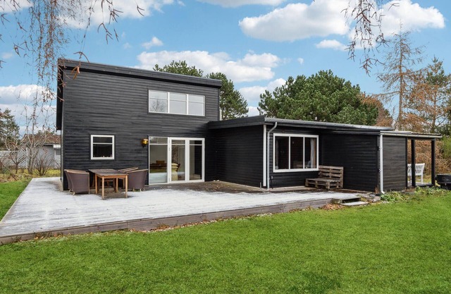 Amazing home in Højby with WiFi