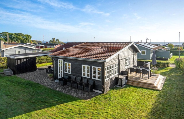 Amazing home in Juelsminde with WiFi