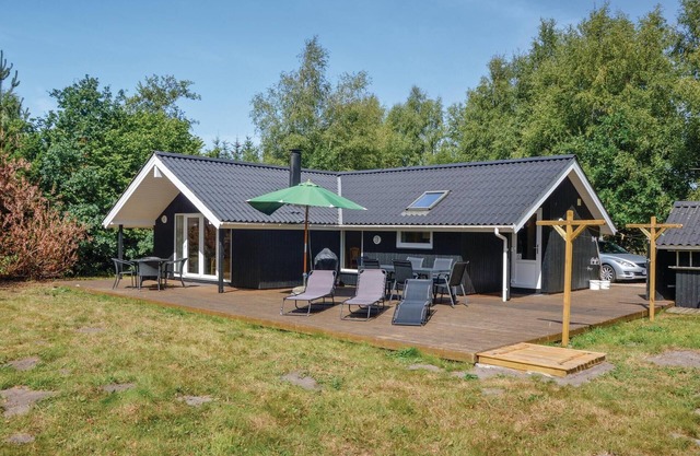 Amazing home in Oksbøl with WiFi