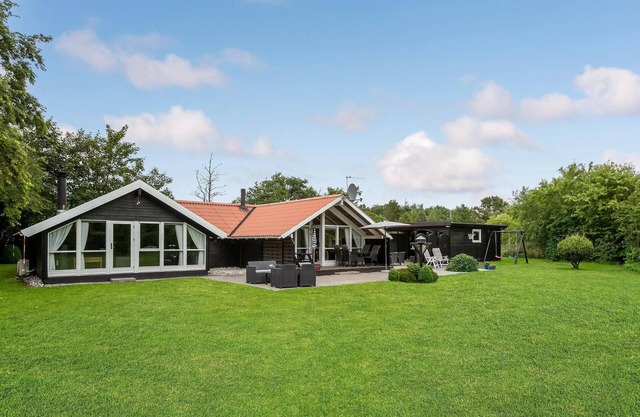 Amazing home in Oksbøl with WiFi