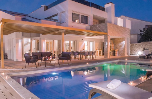 Amazing home in Pirovac with jacuzzi