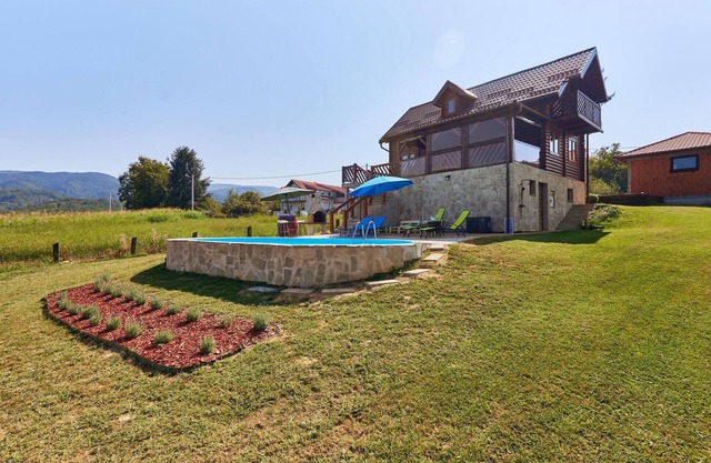 Amazing home in Pustodol with sauna