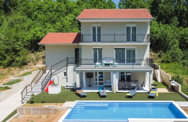 Amazing home in Sinj with WiFi