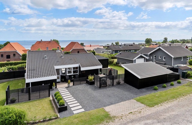 Amazing home in Sjølund with kitchen