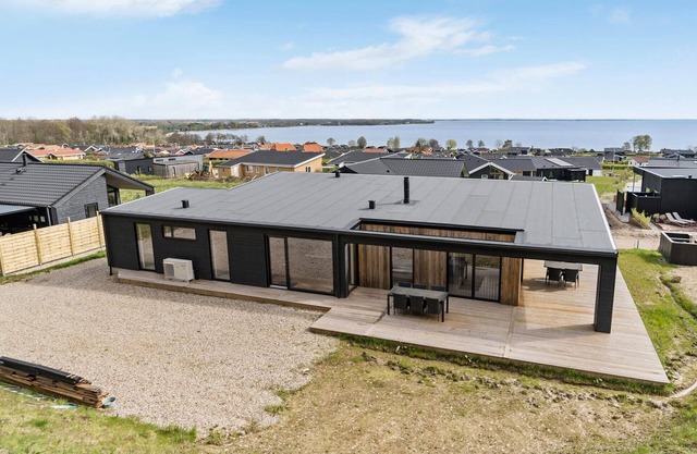 Amazing home in Sjølund with WiFi