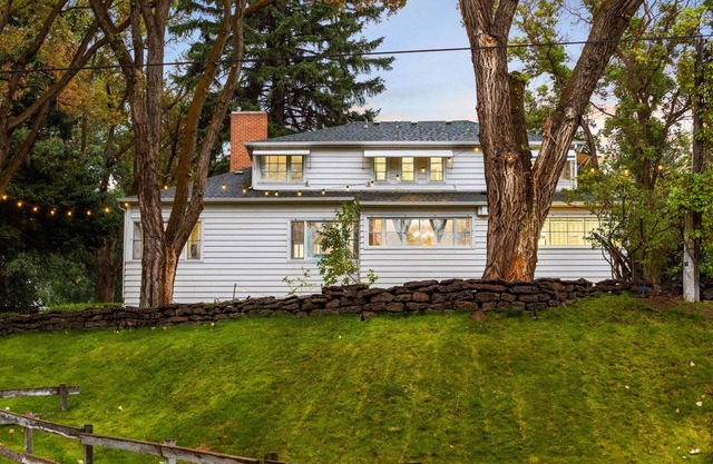Amazing home in the heart of Redmond w/Canyon access