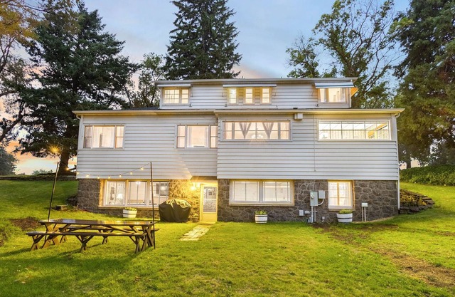 Amazing home in the heart of Redmond w/Canyon access