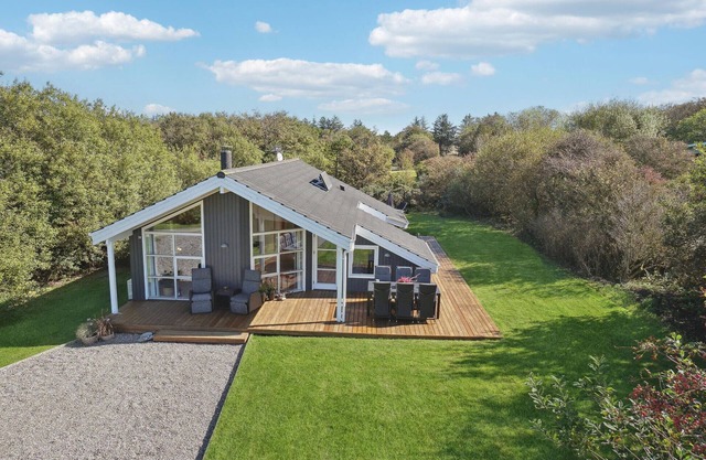 Amazing home in Vestervig with kitchen
