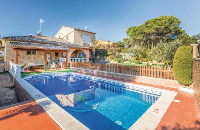 Amazing home in Vidreres with WiFi, Outdoor swimming pool and Swimming pool