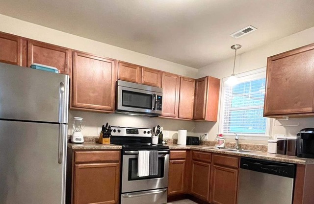 AMAZING HOME WITH 3FULL BATHROOMS