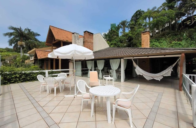 Amazing House with Sea View in the Center of Bombinhas - 20 meters from the beach