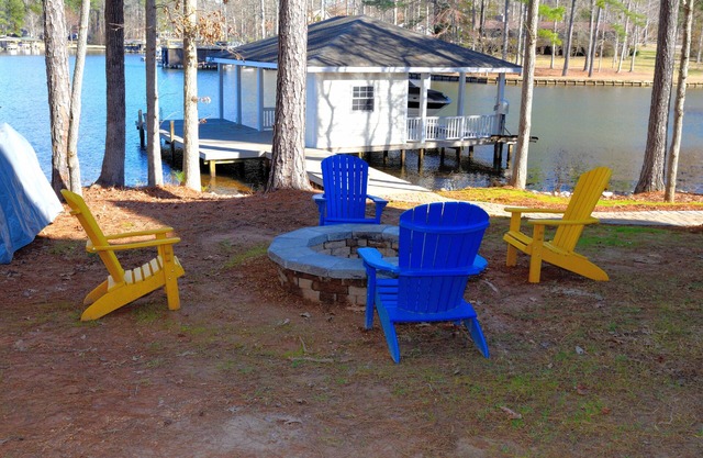 Amazing House with Beautiful Deep Water, Firepit, Kayaks, High Speed Wifi, Games