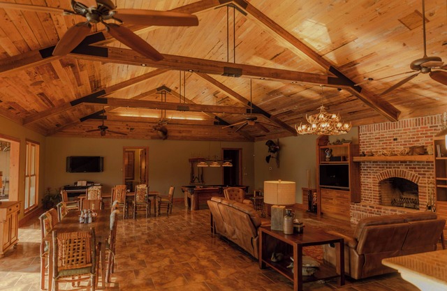 Amazing Lake House w/Master Suite! Private Party, Christmas, Family Reunions!