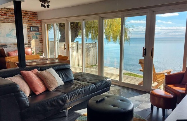 Amazing Lake house with hottub private yard and lake access. Pet friendly.