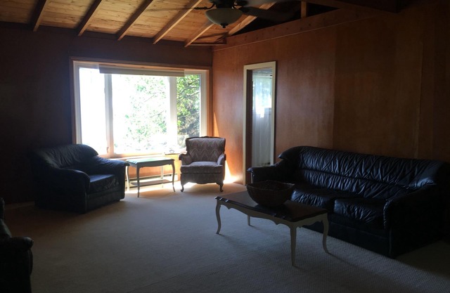 Amazing Lake Ontario Cottage with Fall Weekends and Weeks Available