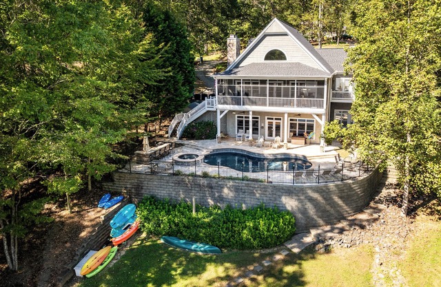 Amazing Lake Views, Heatable Pool & Spa, Private Dock