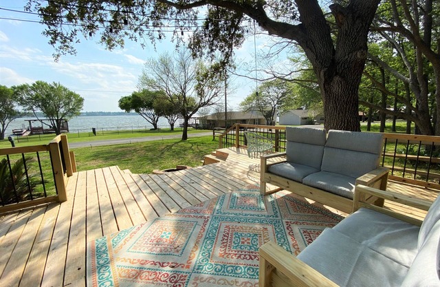 AMAZING Lake Views - Modern Luxury, Pet-friendly, Cowboy Pool, 2 King Beds!