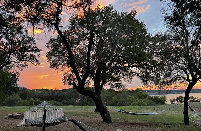 Amazing Lake Views, Relaxing Retreat, Stunning Sunrise & Sunsets, Walk to Water