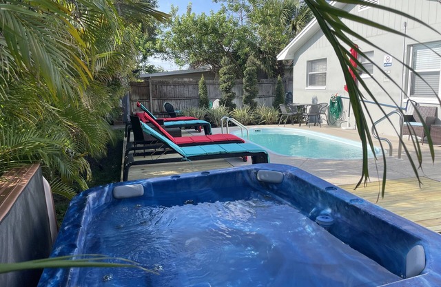 AMAZING LARGE VACATION HEATED POOL & HOT TUB HOME DUNEDIN CLEARWATER!