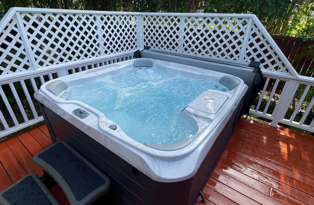 Amazing Location & Beach. 200 plus 5-Star Reviews! Hot Tub, AC, 4 Bikes & More!