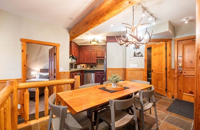 Amazing location | Private hot tub | Free parking