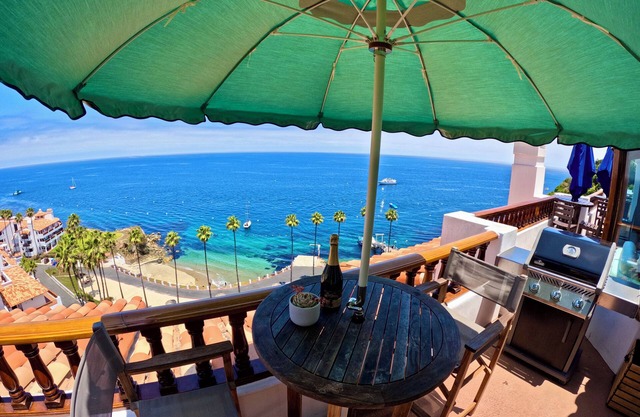 Amazing Luxury ocean front Hamilton Cove Villa w/electric cart