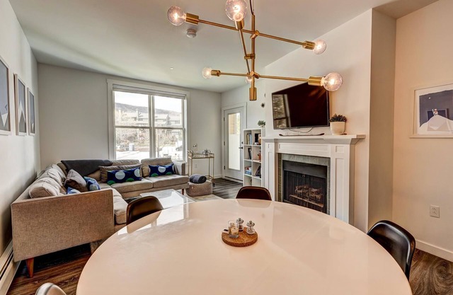 Amazing modern 2BR w views and 5 min walk to Village & Slopes