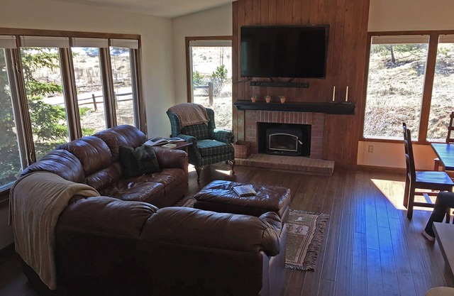 Amazing Mountain Views, Tri-Level Home With A Large Deck, Close To Town. Hot Tub