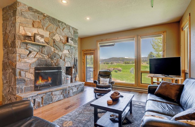 Amazing Mountain Views, Hot Tub, Walk to Ski Shuttle! In the heart of Big Sky