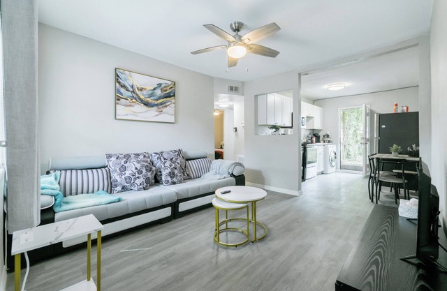 Amazing “NEW” Cottage. Minutes To Airport & Downtown