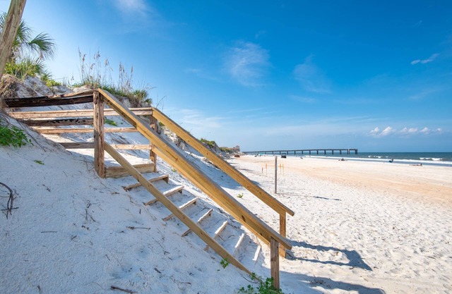 Amazing Ocean Views, Steps to Beach, Walk to Restaurants, Shops, and Pier! $300 in Free Tickets!