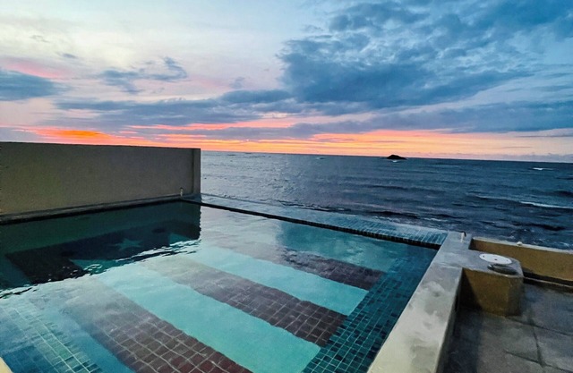 Amazing ocean front house with heated pool/Book with confidence!