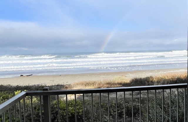 Amazing Ocean Front Living, private beach