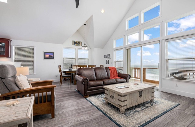 Amazing Ocean Front Views, Pet Friendly, Hot Tub, Jacuzzi, Fireplace, Deck w/BBQ, Steps from Ocean