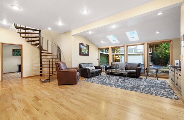 Amazing panoramic views and deck to watch from