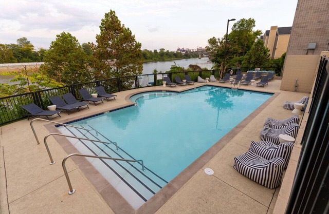 Amazing pool, Steps 2 Broadway right @ Riverfront!