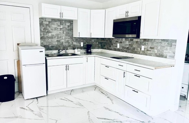 Amazing private home stay bedroom with kitchen