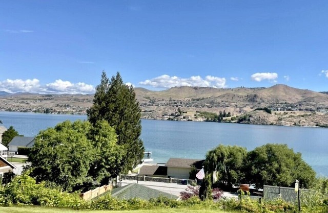 Amazing remodeled 2-bedroom condo with beautiful views of Lake Chelan!
