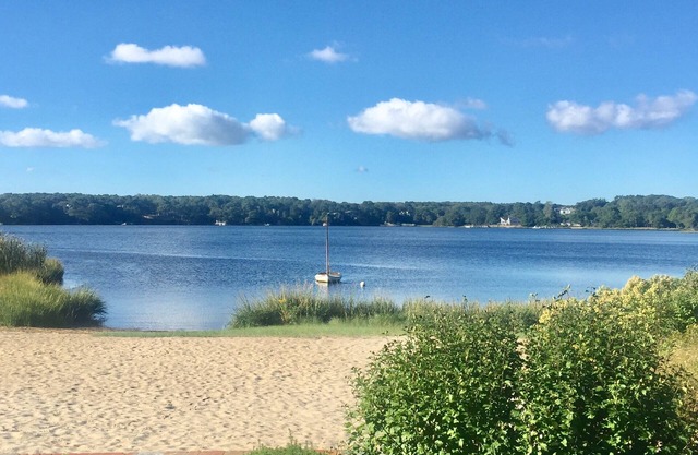 *Amazing SALTWATER FRONT on Follins Pond! * 4bdrm/2bth