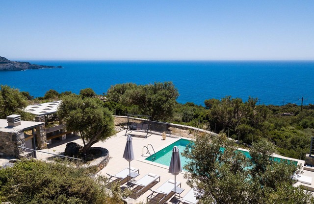 Amazing sea views, heated pool, near the Beach