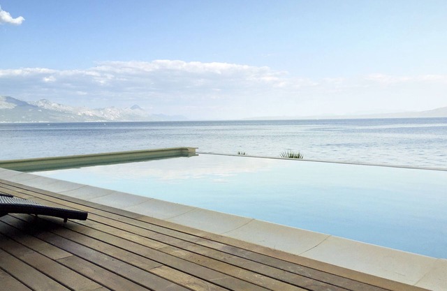 Amazing seafront setting-Infinity pool