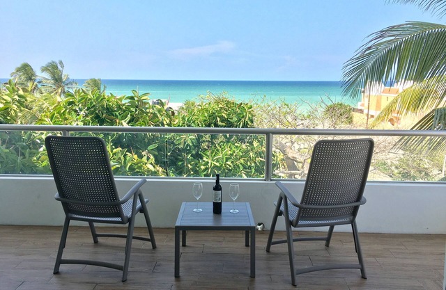 Amazing Sunsets, breeze and Sea View from Bdr and Living room