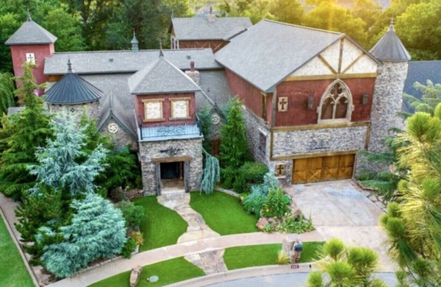 Amazing unique castle experience “Scarlet Manor” 5 bedroom/5 bath