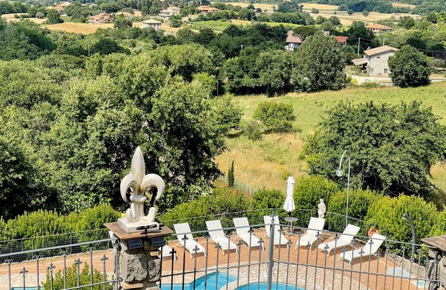 Amazing villa on Umbrian hill overlooking lake - sleeps 24 - Pool and Jacuzzi