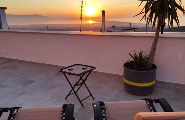 Amazing view of sea, lake and islands. pets allowed, huge terrace.
