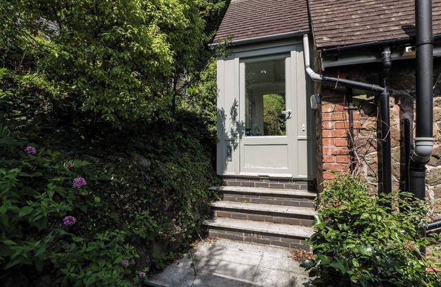 AMAZING VIEW, pet friendly, character holiday cottage in Malvern