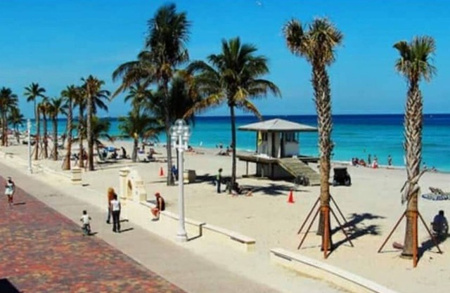 Amazing view, stylish & Lovely, 1 mile to beach famous hollywood beach broadwalk